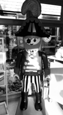 riesiger Playmobil-Pirat